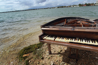 Illustration for article titled Piano mysteriously washes ashore under NYC's Brooklyn Bridge